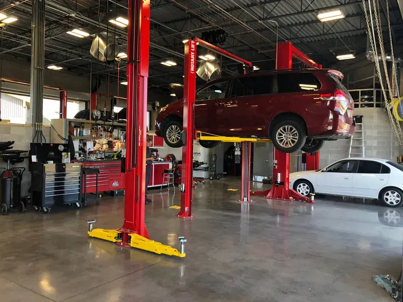 Atelier service auto cu masini pe elevatoare in Oradea